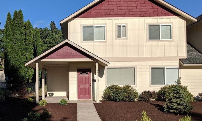 Sandpoint House | Cozy townhouse 6 blocks from downtown Sandpoint. Quiet, friendly neighborhood.