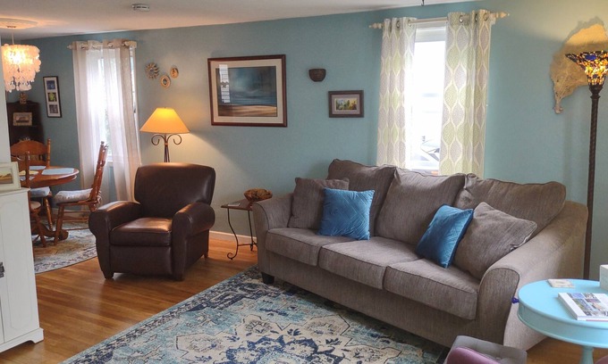 Newport East House | Cozy townhouse a mile to beaches and downtown Newport