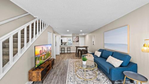 University Apartment | Cozy Townhouse - Gym Pool Golf Fast WiFi 2B2B
