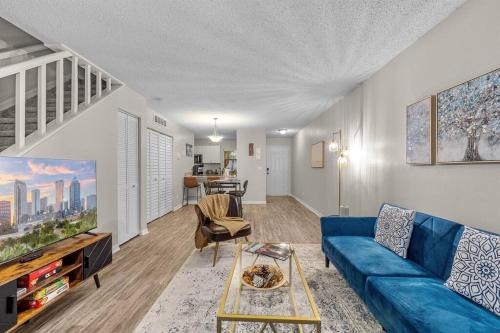 University Apartment | Cozy Townhouse - Gym Pool Golf Fast WiFi 2B2B