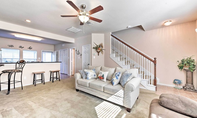 Clear Lake Shores House | Cozy Townhouse w/Patio Near Kemah Boardwalk!