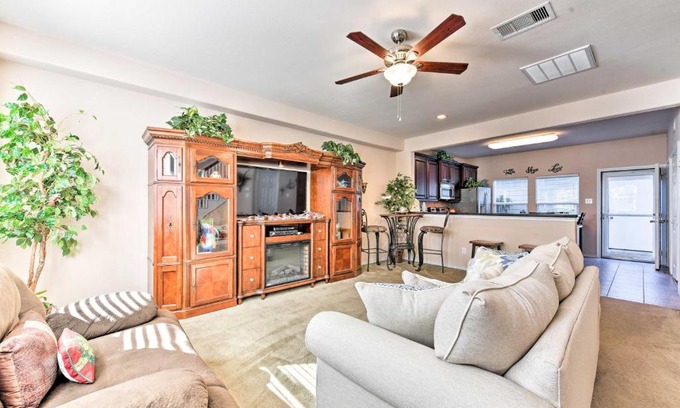 Clear Lake Shores House | Cozy Townhouse with Patio Near Kemah Boardwalk!