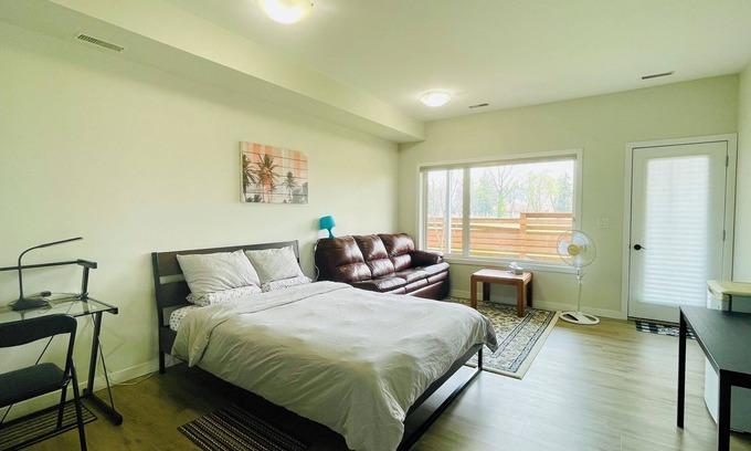 Fort Gary House | Cozy townhouse with Spacious Bedroom and Private Bathroom in South Winnipeg