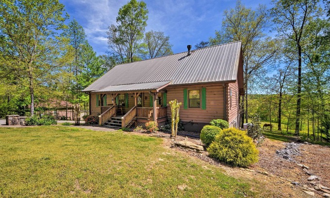 Trenton Cabin | Cozy Trenton Cabin w/Spa ~ 15 Mi to Lookout Mtn!