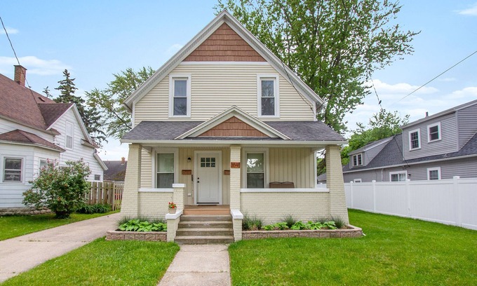 Grandville House | Cozy Two Bedroom Second Floor Apartment