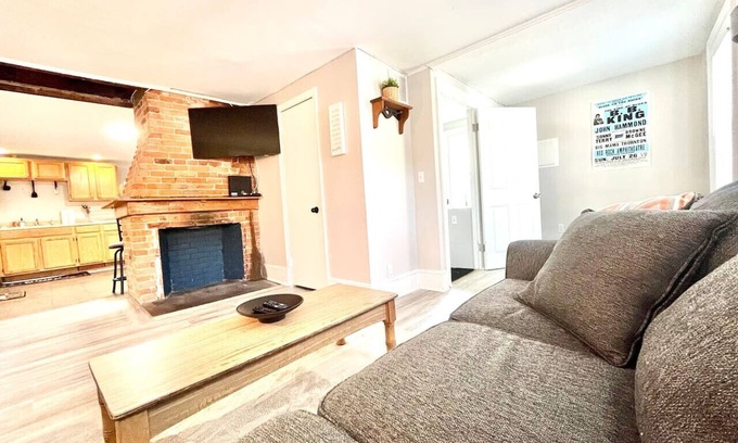 Dwight House | Cozy Two Bedroom Stay In Downtown New Haven!