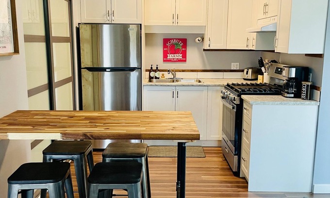 Courtenay House | Cozy Two Bedroom with Hot Tub