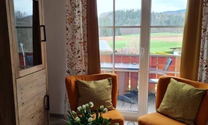 Schlatzendorf Apartment | Cozy two-room apartment for up to four people with balcony and view of the valley
