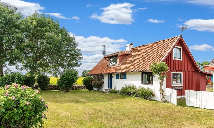 Lervik House | Cozy typical summer house 800 m from the sea