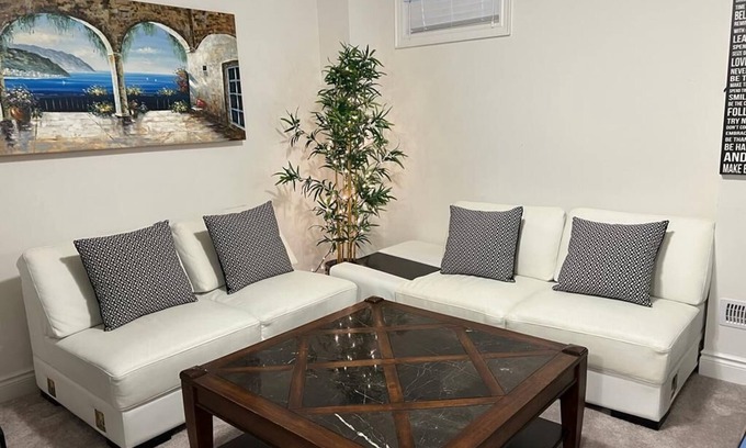 Brampton Apartment | Cozy Unit (2 Rooms), King & Double Bed Perfect for Couples, Singles & Families