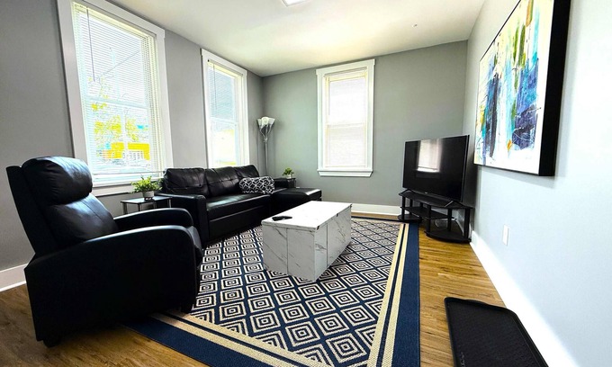 Wilmington Apartment | Cozy unit, King bed & laundry