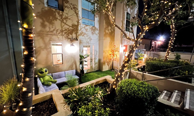 Encino Apartment | Cozy Unit with w/Parking & Fitness Room in Heart of Encinon