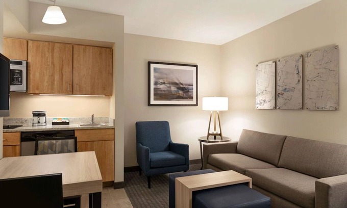 Spruce Hill House | Cozy Up in University City: Full Kitchen, Near Art & Franklin Institute! Parking