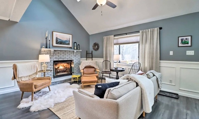 Mount Pocahontas House | Cozy up! Perfect for a girls weekend or family getaway