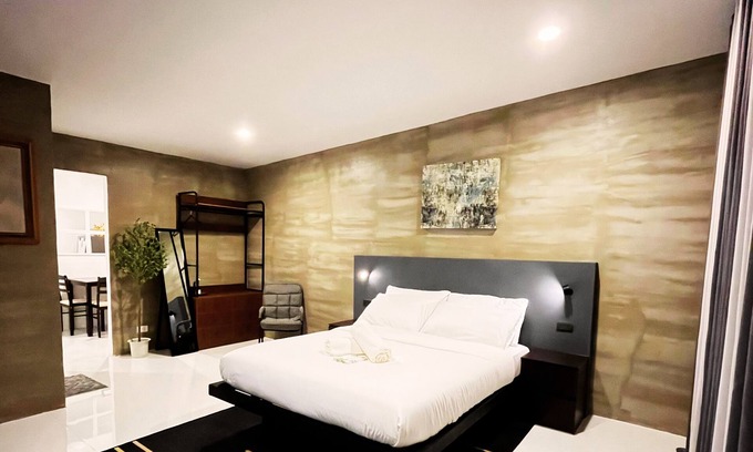 General Santos House | Cozy Up & Spread Out at Square Space 3605 – A Romantic Family Retreat!