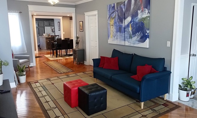 Front Park House | Cozy Updated 3-BR apartment near Peace Bridge