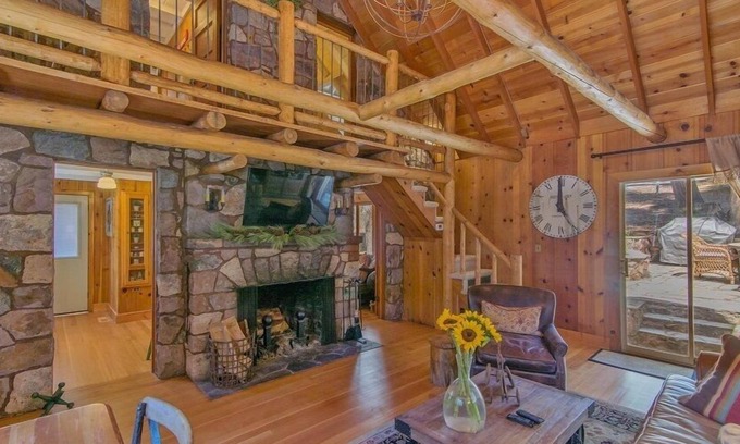 Sunnyside Cottage | Cozy Updated Cabin, Close to Tahoe City, Less Than 10 Miles to Ski Slopes