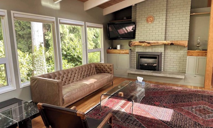 North Vancouver House | Cozy Upper Level - West Coast Contemporary House