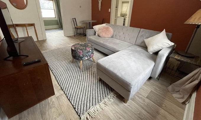 Stevens Point Apartment | Cozy Upper Unit in UWSP Neighborhood - 1.2 miles from SentryWorld
