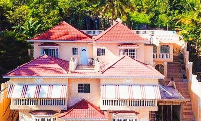 Mandeville House | Cozy upstairs apartment for two with great views. Book your stay today.