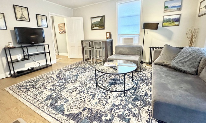Kingston Apartment | Cozy Uptown Getaway