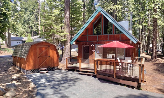 Lake Almanor Country Club Cabin | Cozy Conifer Cabin in the Country Club at Lake Almanor