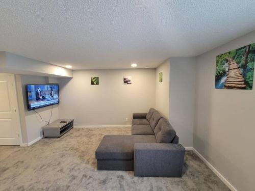 Southeast Calgary Apartment | Cozy vacation! 3min from Cinema Plex, Biggest YMCA, South Health Campus, etc