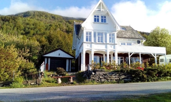 Hyllestad Condo | Cozy vacation apartment directly on the fjord
