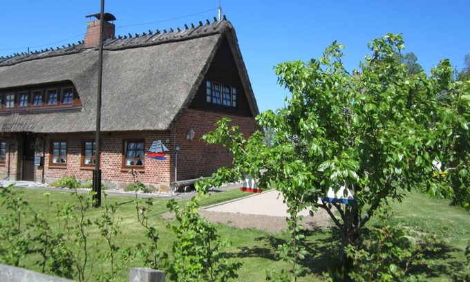 Falshoft Apartment | Cozy vacation apartment for 4 people in a rustic thatched house