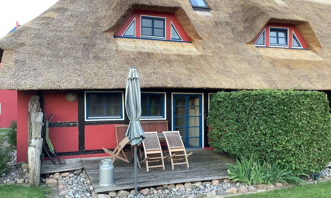 Zarnitz Apartment | Cozy vacation apartment with thatched roof on the Achterwasser nature reserve