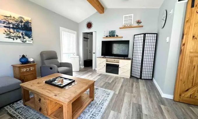 Christina Lake House | Cozy Vacation House with BBQ, fireplace and patio