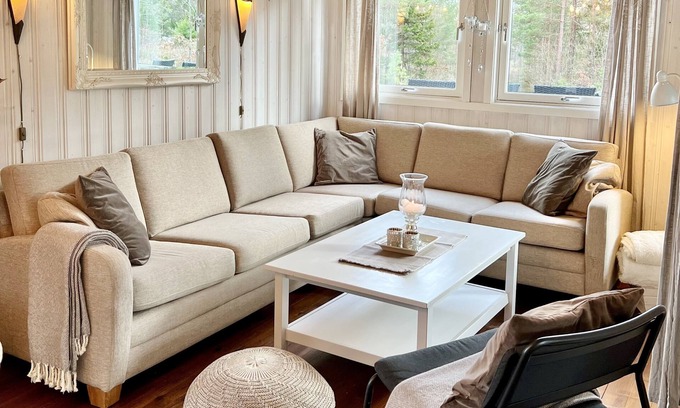 Arendal Cabin | Cozy vacation home in southern Norway (Tromøy, Arendal) with a boat and a pier.