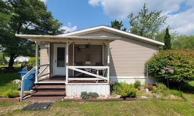 Gladwin House | cozy vacation home with fantastic Lake access!