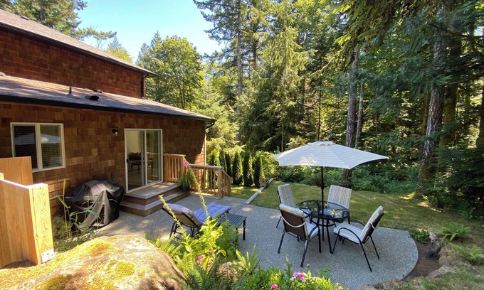 Sooke House | Cozy, very clean, forest setting. New King bed, tranquil space, close to town.