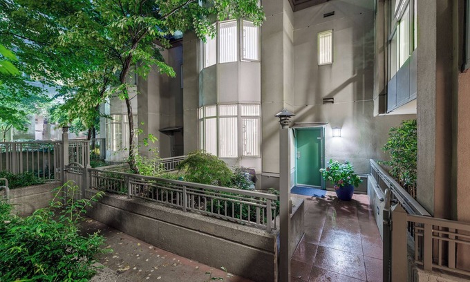 Coal Harbour House | Cozy vibrant energy apartment located downtown Vancouver by Coal Harbor