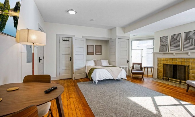 Hough House | Cozy Victorian Studio Steps from Cleveland Clinic
