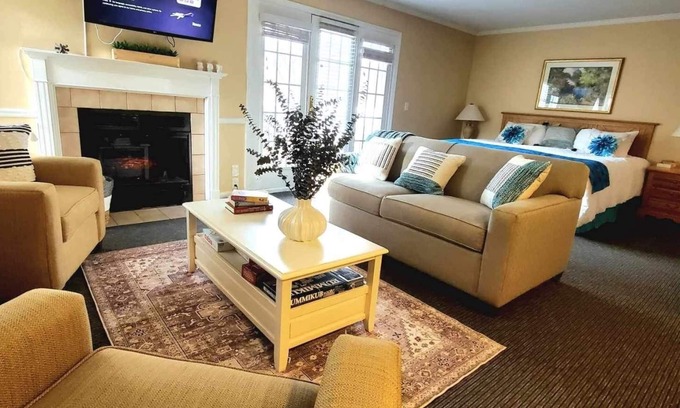 Norwich Condo | Cozy villa at Spa, 2 min to Mohegan, king-size bed, hot tub, sauna, and pool!
