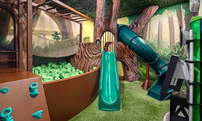 Loughman House | Cozy Villa w Treehouse RM, Bowling Arcade, Theater, Castle Theme BR, Near Disney