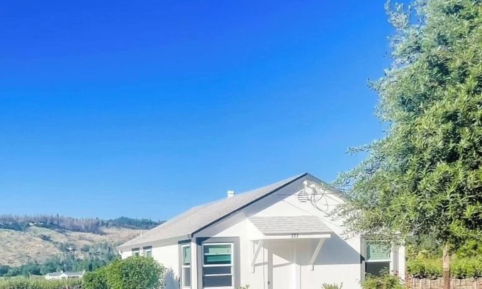 St. Helena Cottage | Cozy vineyard retreat walking distance to downtown St. Helena.