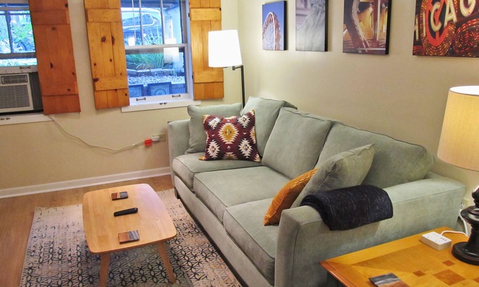 Ukrainian Village Apartment | Cozy Vintage Chicago Apartment near Downtown