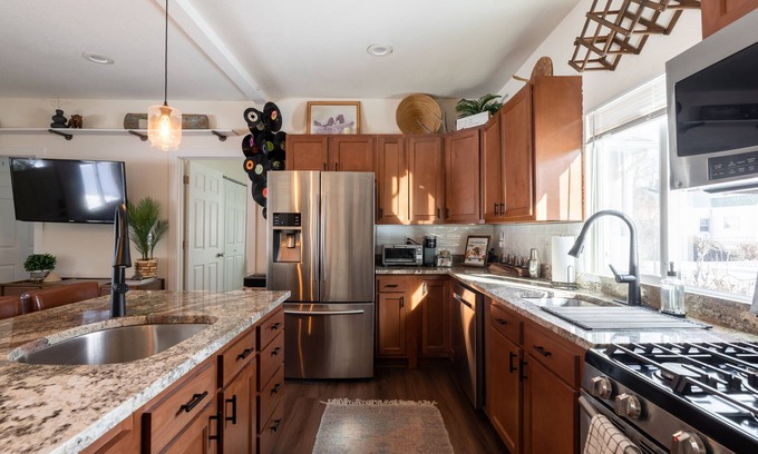 Denver House | Cozy Vintage Western w/2 Kings - Pet friendly
