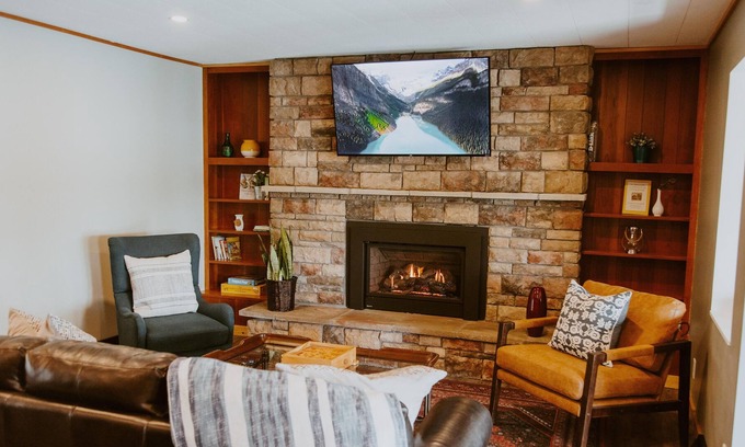 Webster House | Cozy Viola Lake Vacation Cottage