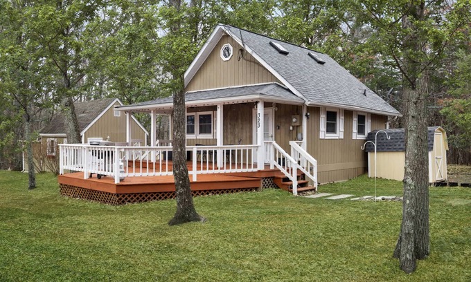 Kirby Ski Chalet | Cozy w Hot Tub, Fire Pit, Wifi, Grill, Deck & Pets