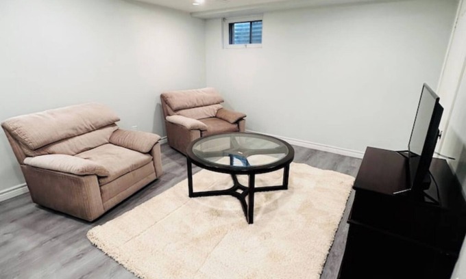 Thornhill House | "Cozy Walkout Basement Suite with Private Entrance"nn