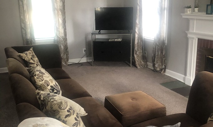 Detroit House | COZY WARM 82 Year old Colonel Home with private rooms