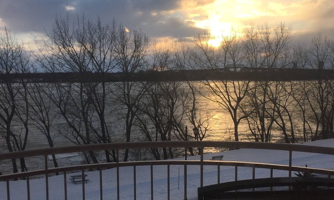 LaSalle Condo | Cozy water front Montreal