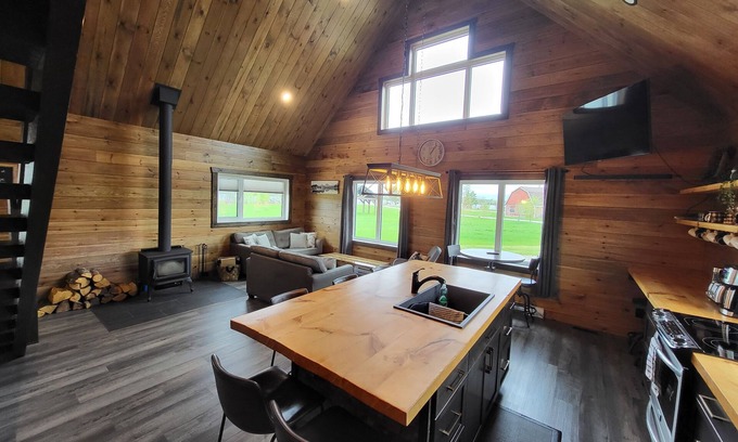 Lac du Bonnet Cabin | Cozy Waterfront Cabin on 20 Acres!