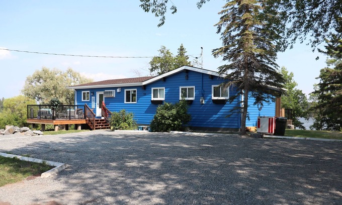 Lac du Bonnet Cottage | Cozy waterfront cabin with spectacular views and great open living space.