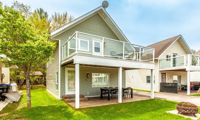 Gravenhurst Cottage | Cozy waterfront cottage with a private dock for boats