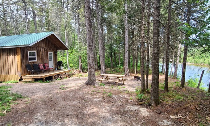 Algoma District Cabin | Cozy waterfront cabin